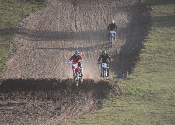 Quelle est la différence entre une moto sportive et une moto de tourisme ?